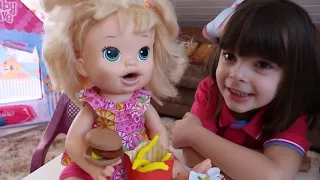 Laurinha brincando com sua boneca - Jéssica Godar e Laurinha e Helena