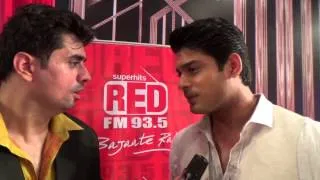 Siddharth Shukla with RJ Pritam Pyaare at The 7th Boroplus Gold Awards, Powered by Elle 18