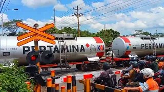 palang pintu perlintasan kereta api || railroad crossing || KA tangki BBM pertamina