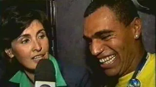 Fátima Bernardes no ônibus da Seleção Brasileira em 2002 part. 2