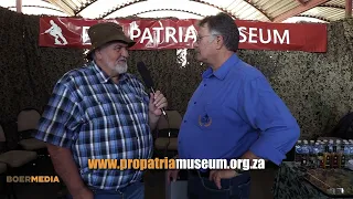 Pro Patria Museum by die Voortrekkermonument ~ Genl Lawrence Smith verduidelik