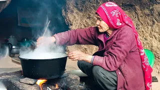 Old Lovers cooking Afghan local food in a cave | Village life Afghanistan