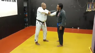 Técnica de Ude gaeshi, projeção para Judô e Jiu-jitsu.