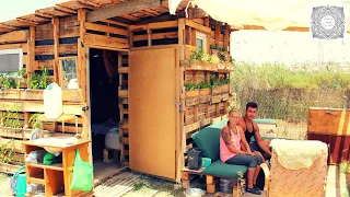 Our own house for 50 Euro - Self-sufficient and sustainable in a house of pallets.