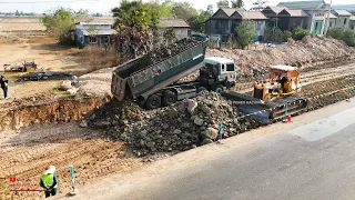 Clutter​ Rock Soils​ In Floor​ Missing Under Of Foundation Road With Skills Komatsu Dozer Heavy Dump