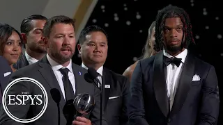 Damar Hamlin in tears presenting Bills training staff Pat Tillman Award | 2023 ESPYS (📍 @CapitalOne)