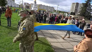 На площі перед Центром Довженка у Львові урочисто підняли Державний прапор