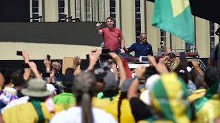 Jair Bolsonaro apoia defensores de uma intervenção militar no Brasil