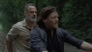 The Walking Dead 9x04 Rick and Daryl fights and then falls in a pit