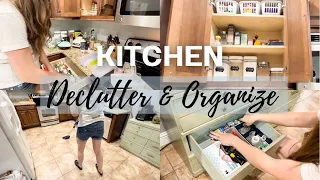 MASSIVE KITCHEN DECLUTTERING + KITCHEN ORGANIZING // KITCHEN CLEANING // CLEAN WITH ME 2022