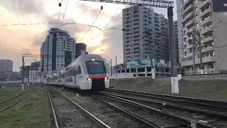 Электропоезд Штадлер ЭШ2 (Stadler EŞ2 KISS) с сообщением Баку—Сумгаит выезжает со станции Баку-Пасс.