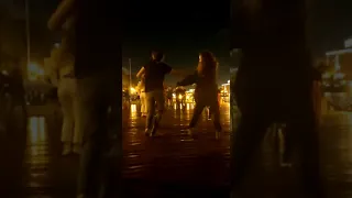 Танцы в Парке Горького в Москве, на набережной Москвы реки. Танец: дискотечный вариант Хастла.