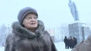 Коммунисты Ревды у памятника Ленину