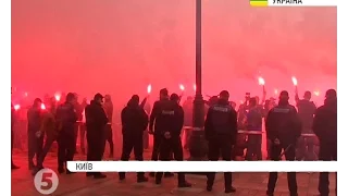 Як бійці "Азову" у димовій завісі до парламенту ходили