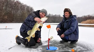 ПЕРВЫЙ ЛЁД 2022-23 на РЕКЕ!!! РЫБАЛКА на ЖЕРЛИЦЫ на ЛЬДУ!!!  У ДЕДА СЛЁЗЫ на ГЛАЗАХ