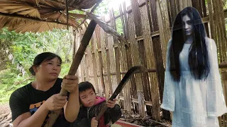 Poor single mother faces danger in the forest - Harvesting wild vegetables to sell