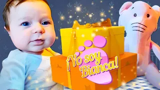 ¡Qué guapa está Bianca con su body nuevo! Juegos de vestir bebés. Videos de juguetes para niños