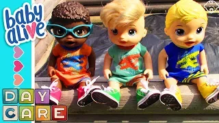 👶Baby Alive Daycare! The boys go on a field trip to the SHOE STORE! 👠 But the shoes don't fit!