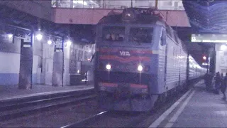 ЧС8-015 прибывает с поездом  Киев - Николаев