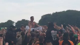 Die Antwoord Ninja's STANDING CROWD SURF - Amazing Leeds festival 2016