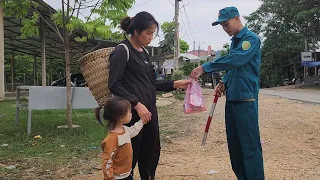 Single mother - receives help from a kind police officer and a mysterious person - ly tieu tây