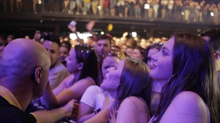 FÃ QUASE DESMAIA QUANDO SEU ÍDOLO CONVIDA PARA IR SUBIR AO PALCO