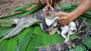 Unbelievable Found wild Crocodile in the forest then kill Crocodile see Frogs Stomach Cooking Eating