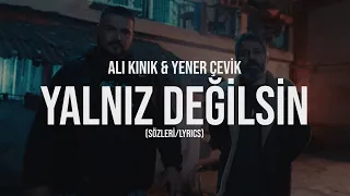 Ali Kınık & Yener Çevik - Yalnız Değilsin (Sözleri / Lyrics)