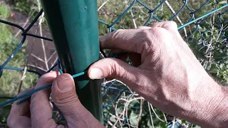 Como entrelazar y sujetar el alambre de tensar al poste de cerramiento  y a la malla simple torsion