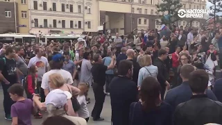 Задержания в Москве на Тверской, толпа скандирует "Позор!"