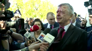 Protest w Warszawie. Ambasador Rosji oblany sztuczną krwią