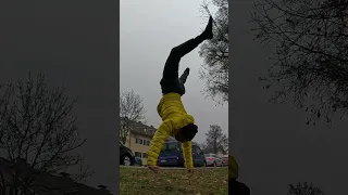 What it takes to do a handstand on the slackline for one minute - 7 years! #slackline #handstand