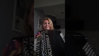 Gerdien op accordeon met "Despacito"