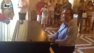 Riccardo Muti suona a sorpresa il pianoforte nel museo di Capodimonte (Napoli - 5 settembre 2016)