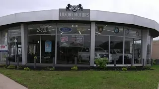 Video captures group stealing two high-priced cars from dealership in Detroit