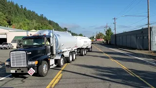 Trucking Portland OREGON and Seattle WASHINGTON.. I-5 Northbound and Down!!