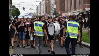 Pochod fanoušků Slavie na stadion v Ďolíčku