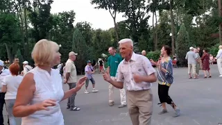 АХ, СМУГЛЯНКА-МОЛДОВАНОЧКА!🕺💃👍/ТАНЦЫ В ПАРКЕ ГОРЬКОГО ХАРЬКОВ ИЮЛЬ 2021