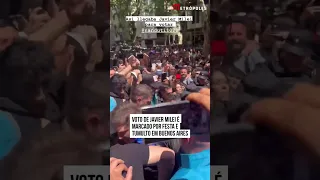 Voto de Javier Milei é marcado por festa e tumulto em Buenos Aires
