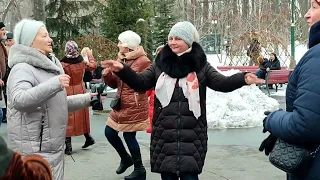 ТЫ КРАСИВАЯ И СЧАСТЛИВАЯ!🕺💃👍/ТАНЦЫ В ПАРКЕ ГОРЬКОГО ХАРЬКОВ ФЕВРАЛЬ 2022