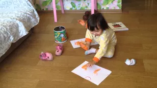 Алёна рисует ножками