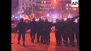 FRANCE: PARIS: UNIVERSITY STUDENTS CLASH WITH RIOT POLICE UPDATE