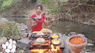 Crabs and duck egg roasted on the rock for dinner | Adventure and Solo cooking in jungle