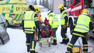 Traumapotilaan tukeminen ja siirtäminen liikenneonnettomuudessa