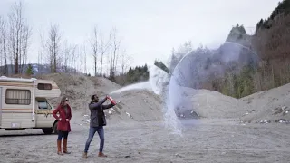 男子忽然撞上“隐形球”，拿灭火器喷出原形，脸色瞬间大变丨科幻美剧《外星居民》，第一季第5 6集