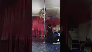 Красивое видео. Pole dance. Pole dancer. Конь Геннадий. Крутка на пилоне. Длинная юбка в танце.