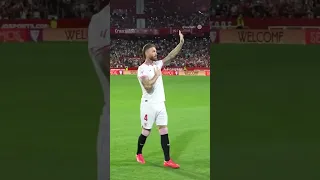 An emotional Sergio Ramos returns to a standing ovation at Sevilla! 🥺