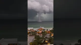 Incredible waterspout in Destin, Florida!  🌪🏖