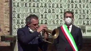 Paolo Fresu suona "Bella ciao" in piazza a Bologna