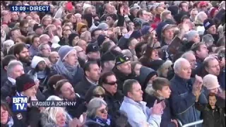 La foule entame des applaudissements ininterrompus pour célébrer Johnny Hallyday